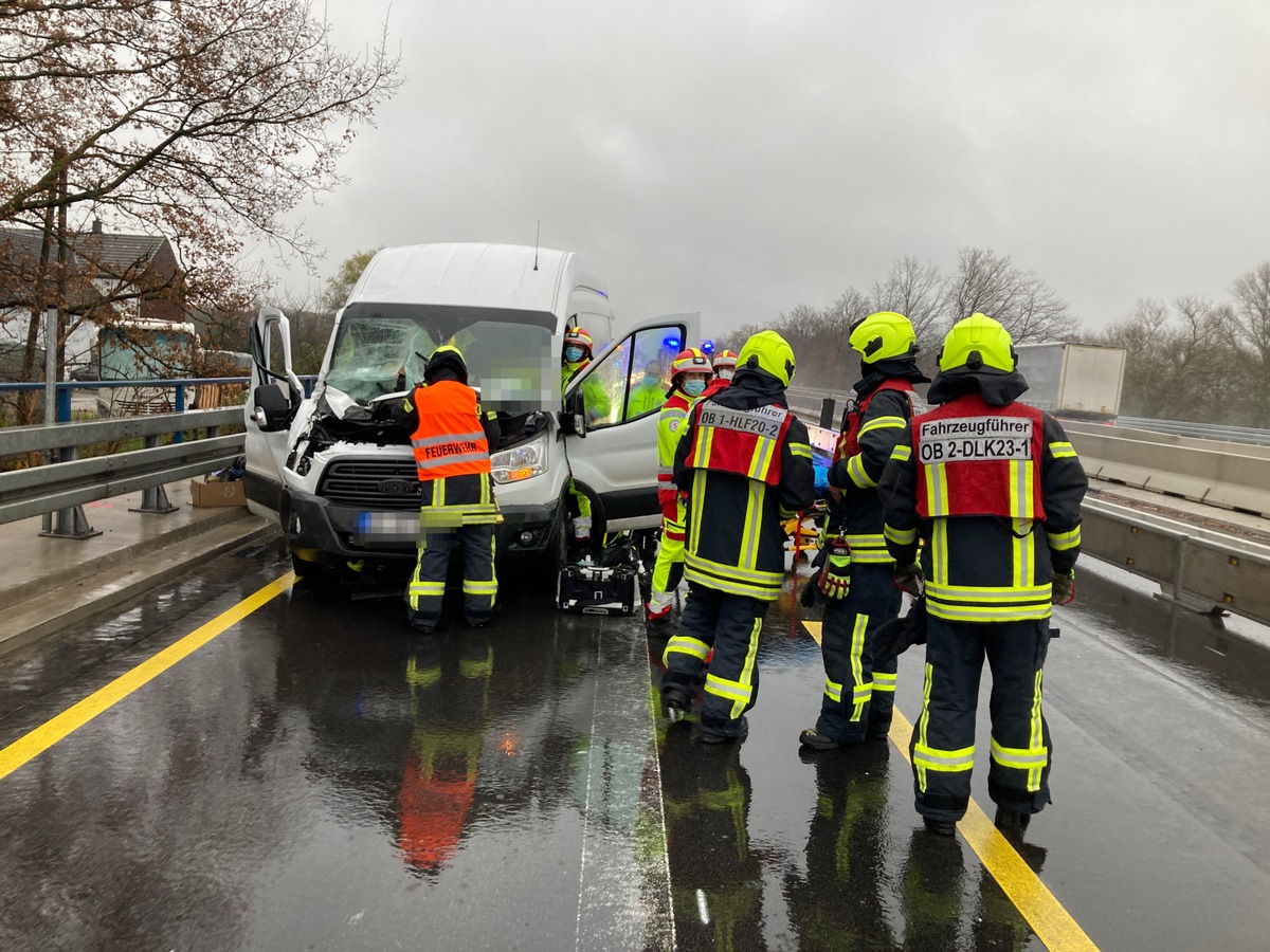 FW-OB: Verkehrsunfall mit einem Kleintransporter und einen LKW auf der BAB A 3