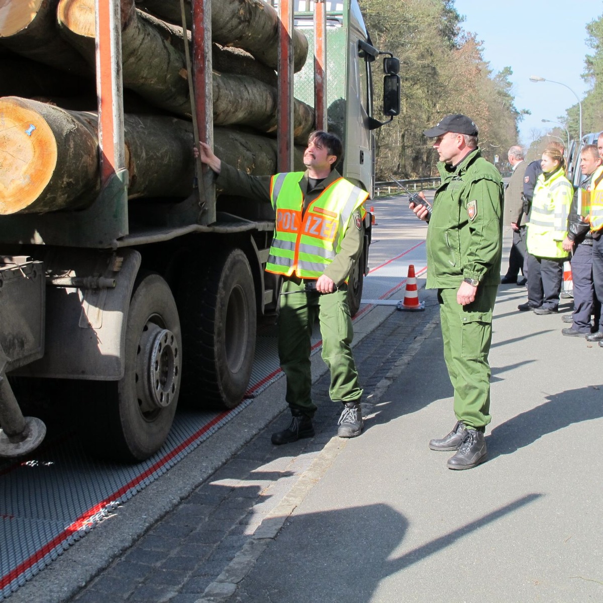 POL-NI: Großkontrolle des Schwerlastverkehrs - Beanstandungsquote bei 50 Prozent -Bilder im Download-