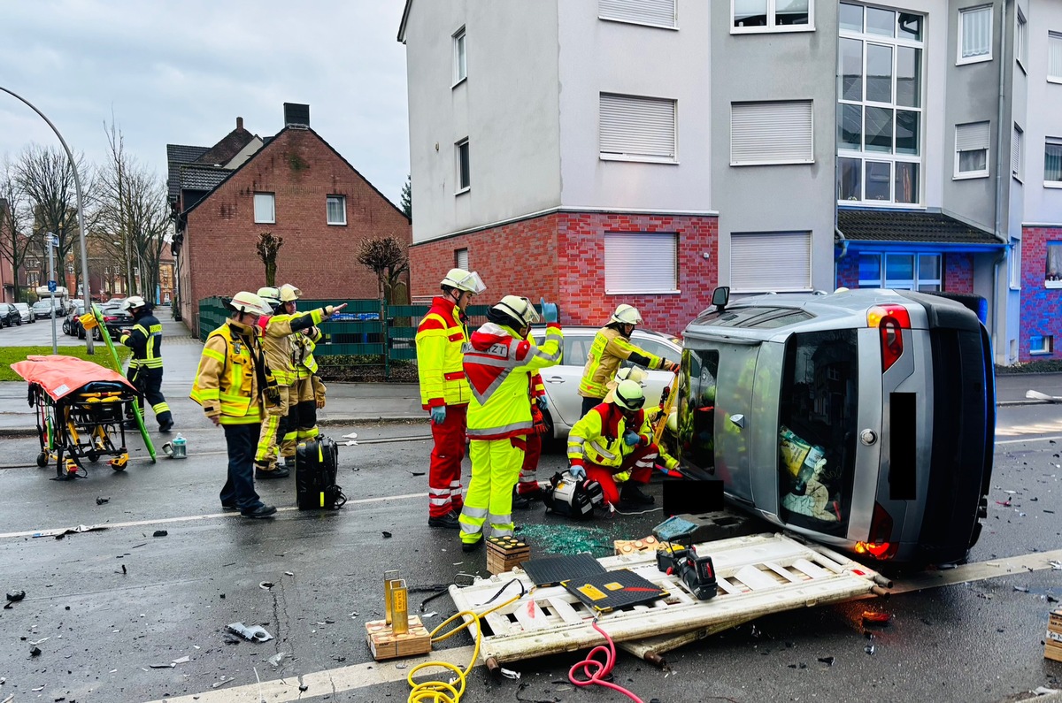 FW-GLA: Verkehrsunfall mit eingeklemmter schwerverletzter Person