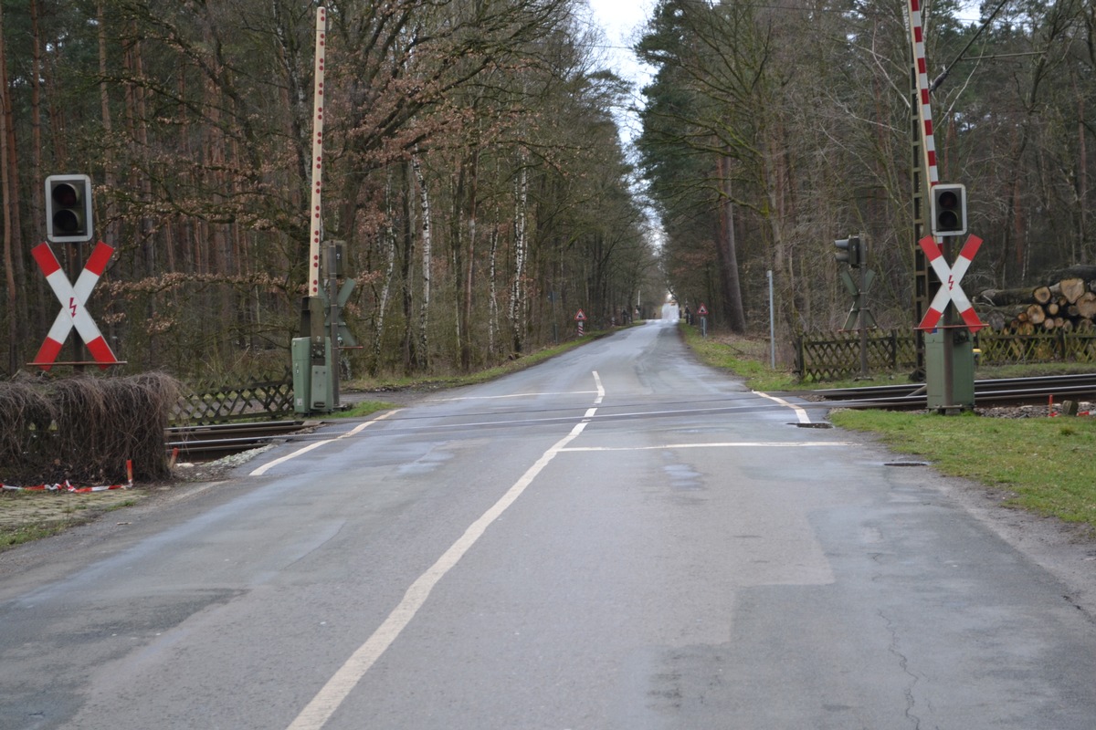 POL-NI: Nienburg-Pferd und Reiterin bei Verkehrsunfall verletzt - Verursacher überholte zu dicht