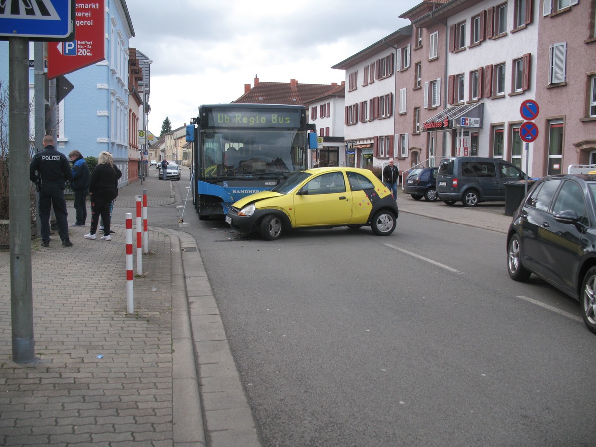 POL-PDPS: Verkehrsunfall mit einer leichtverletzten Person und hohem Sachschaden