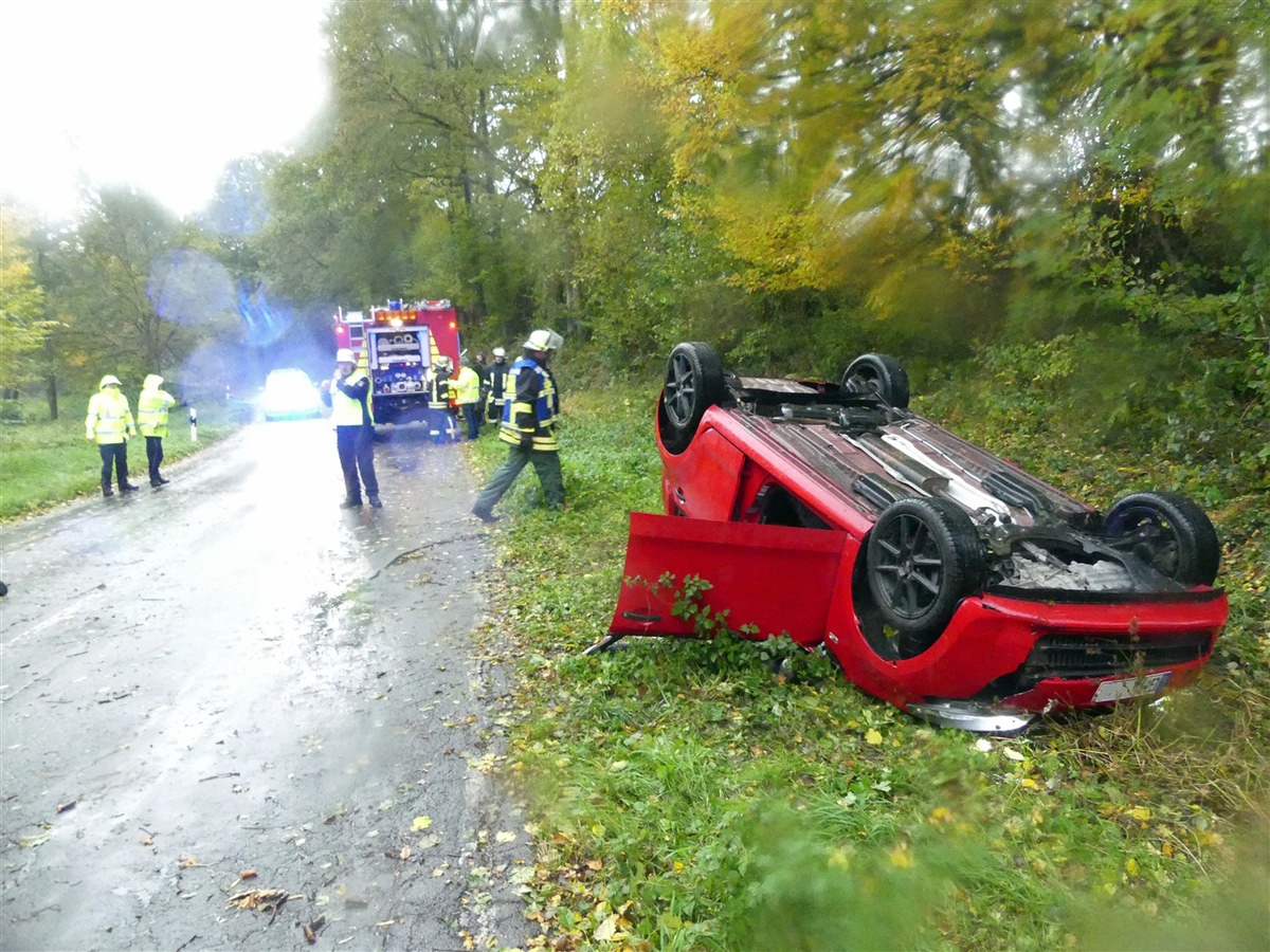 POL-GM: 211021-822: Auto von umstürzenden Baum getroffen - Fahrerin schwerverletzt