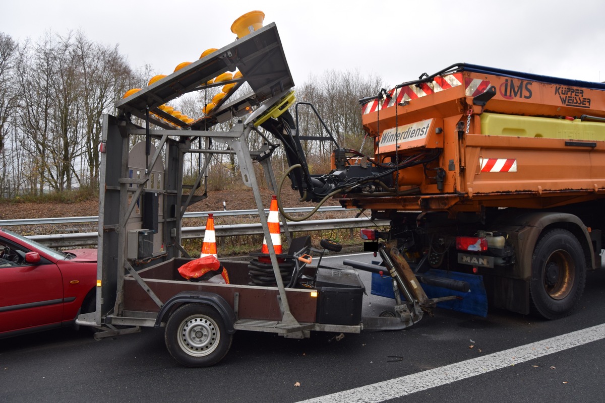 POL-PDKL: A62/Kusel, Auf Absicherungsfahrzeug gekracht - ein Leichtverletzter nach Auffahrunfall