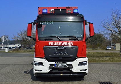 FW Lüchow-Dannenberg: Neues Wechsellader-Fahrzeug für die Kreisfeuerwehr Lüchow-Dannenberg +++ fest verbauter Kran hebt bis zu 4 to +++ für zukünftige Aufgaben gut gerüstet