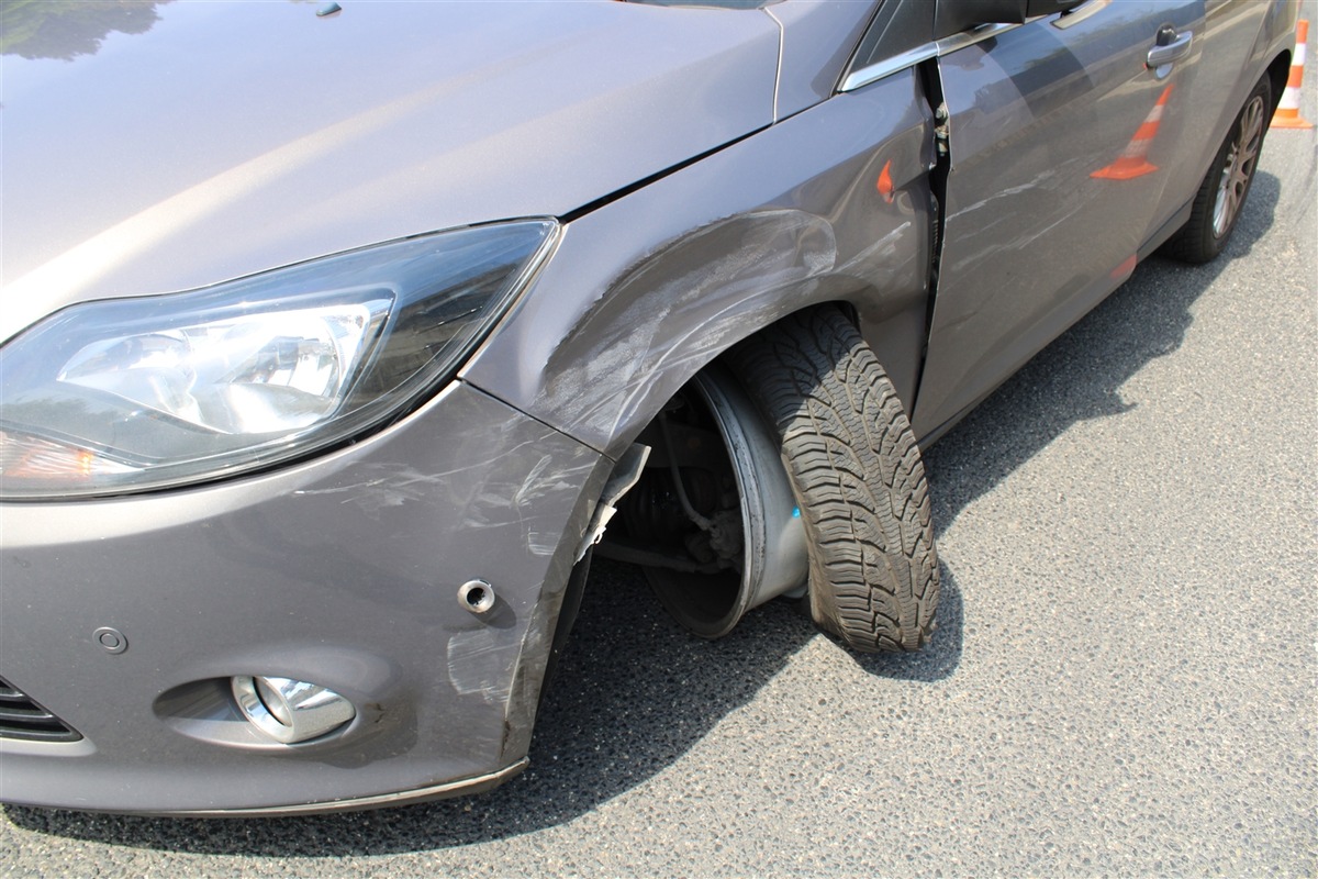 POL-RBK: Bergisch Gladbach - Ein Verletzter nach Verkehrsunfall im Begegnungsverkehr