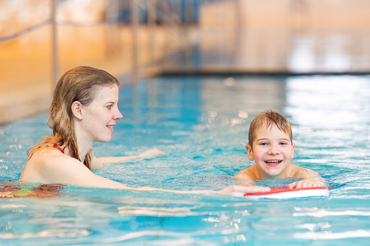 Sicher im Wasser: DLRG bildet 2023 mehr Schwimmer aus