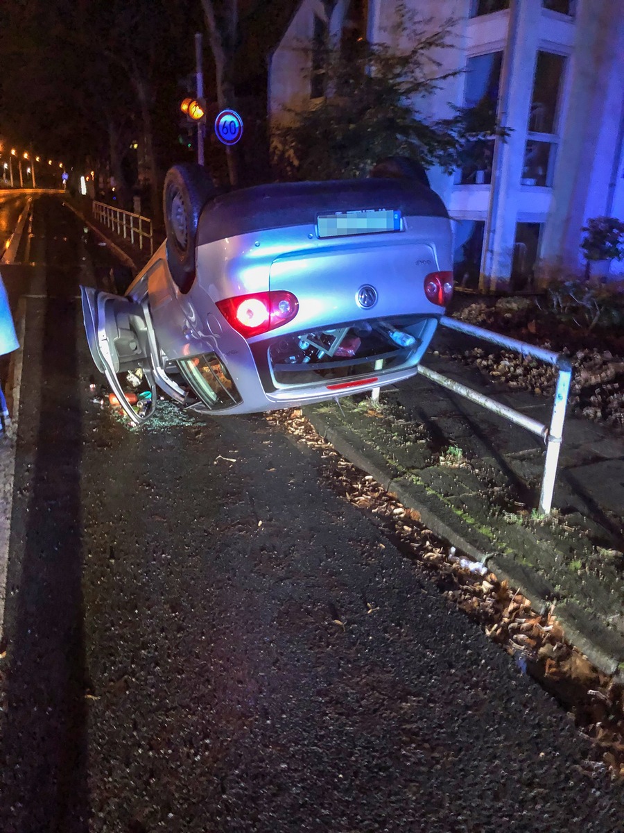 POL-BO: Unfall in Bochum: Auto kippt aufs Dach