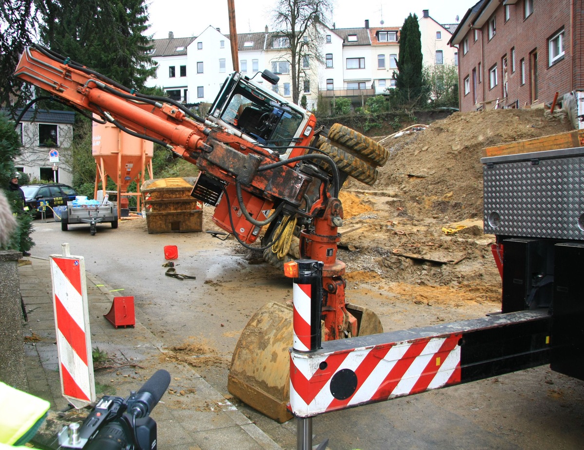 FW-E: Arbeitsunfall, Bagger umgestürzt, Baggerfahrer verletzt