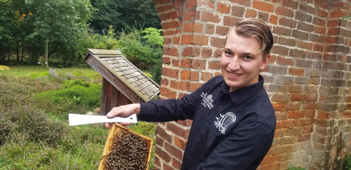 Imkerei bedeutet handwerkliches Geschick, Gespür im Einklang mit der Natur, betriebswirtschaftliche Fähigkeiten und körperliche Arbeit / 18 neue Gesellen treten das Imkerhandwerk an