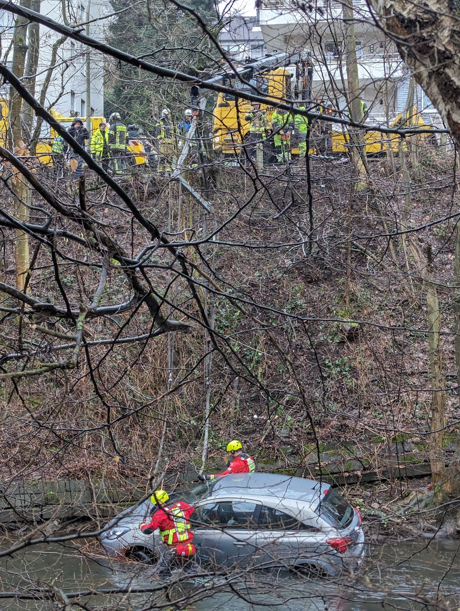 FW-EN: PKW landet in Ennepe