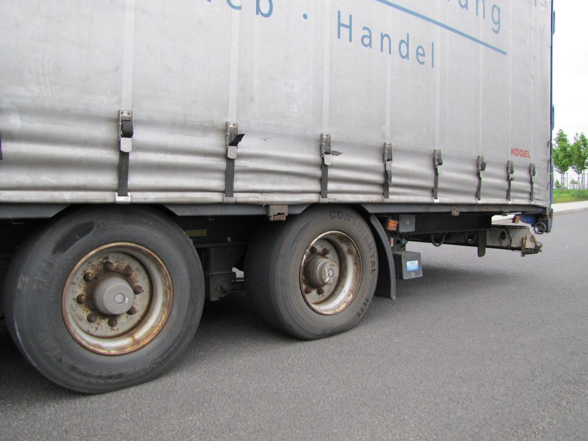 POL-F: 100507 - 539 BAB 5: Autobahnpolizei zieht Sattelzug mit erheblichen Mängeln aus dem Verkehr (siehe Lichtbilder)