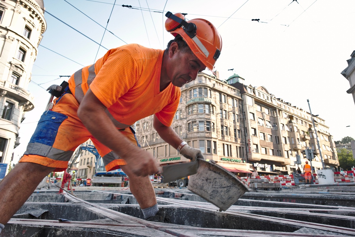 Schweizerischer Baumeisterverband: Warnkleider-Norm 640 710 wurde zurückgezogen - Kurze Hosen sind ab sofort im Strassenbau wieder erlaubt