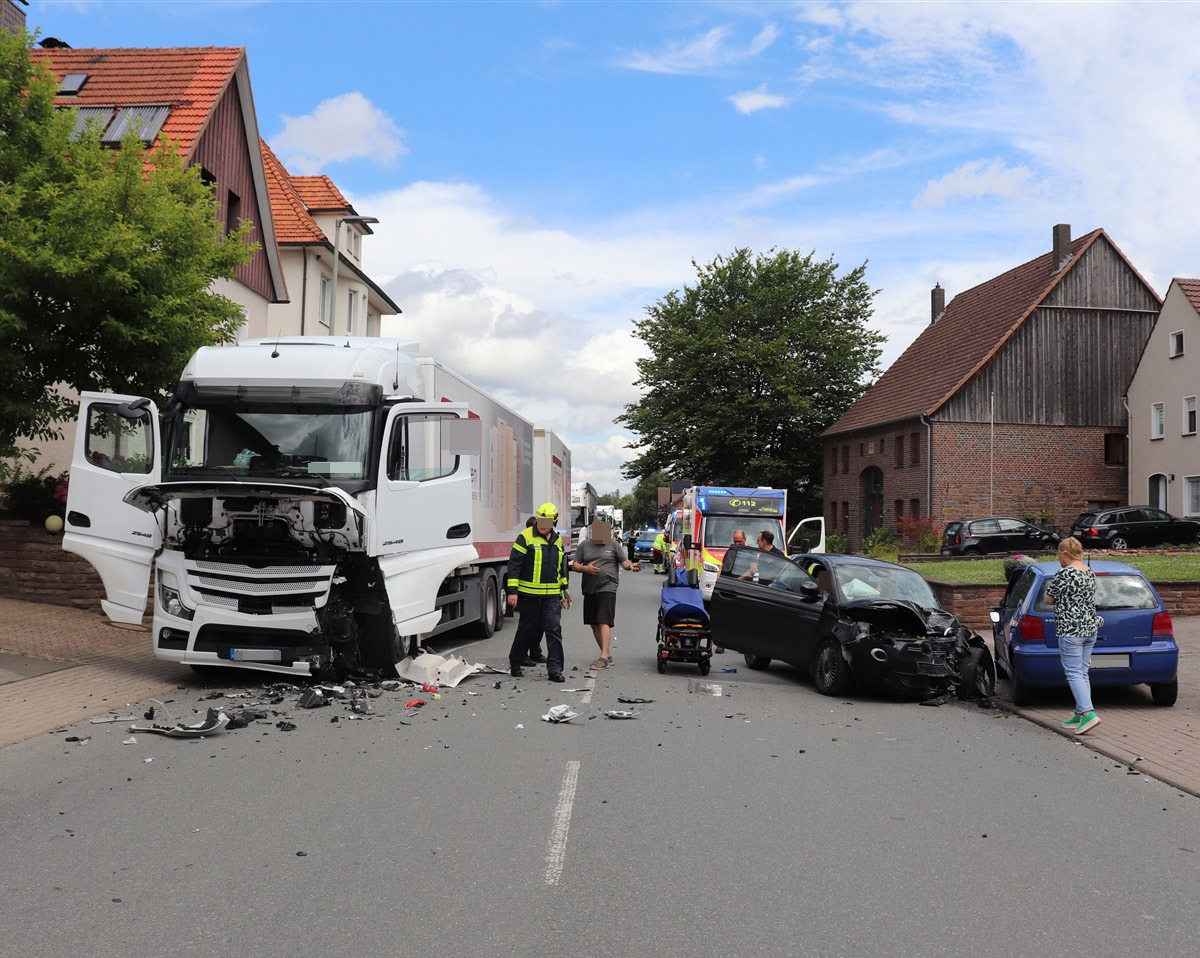 POL-HX: Frontalzusammenstoß zwischen Pkw und Lkw - Zwei Personen verletzt