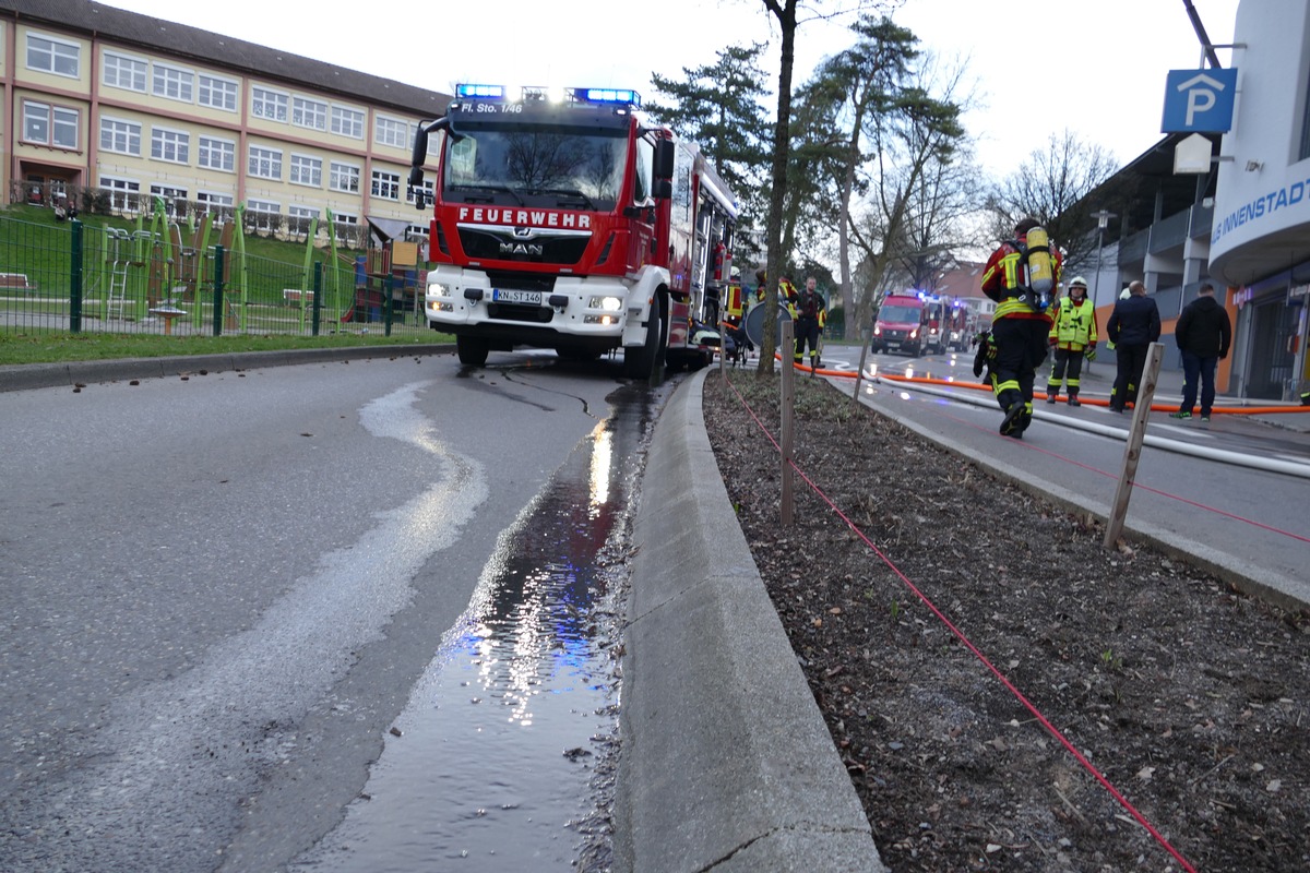 FW Stockach: Fahrzeugbrand im Untergeschoss eines Parkhauses