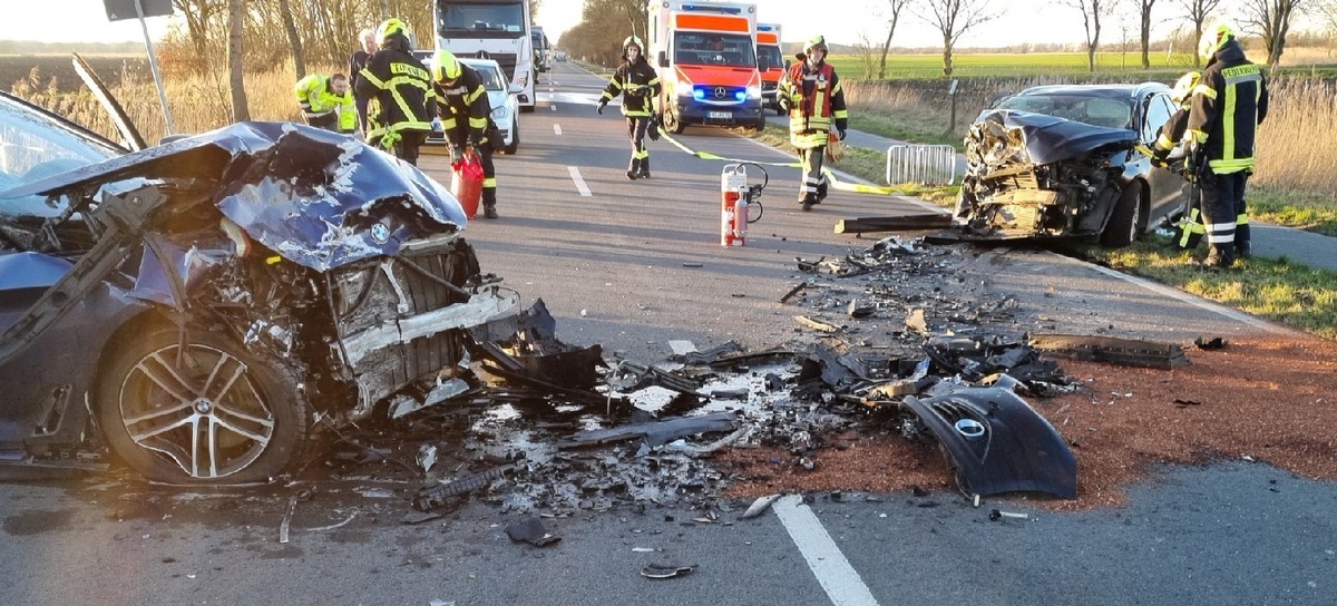 POL-WHV: Verkehrsunfall auf der B 437 mit zwei schwer verletzten Personen (mit Fotos)