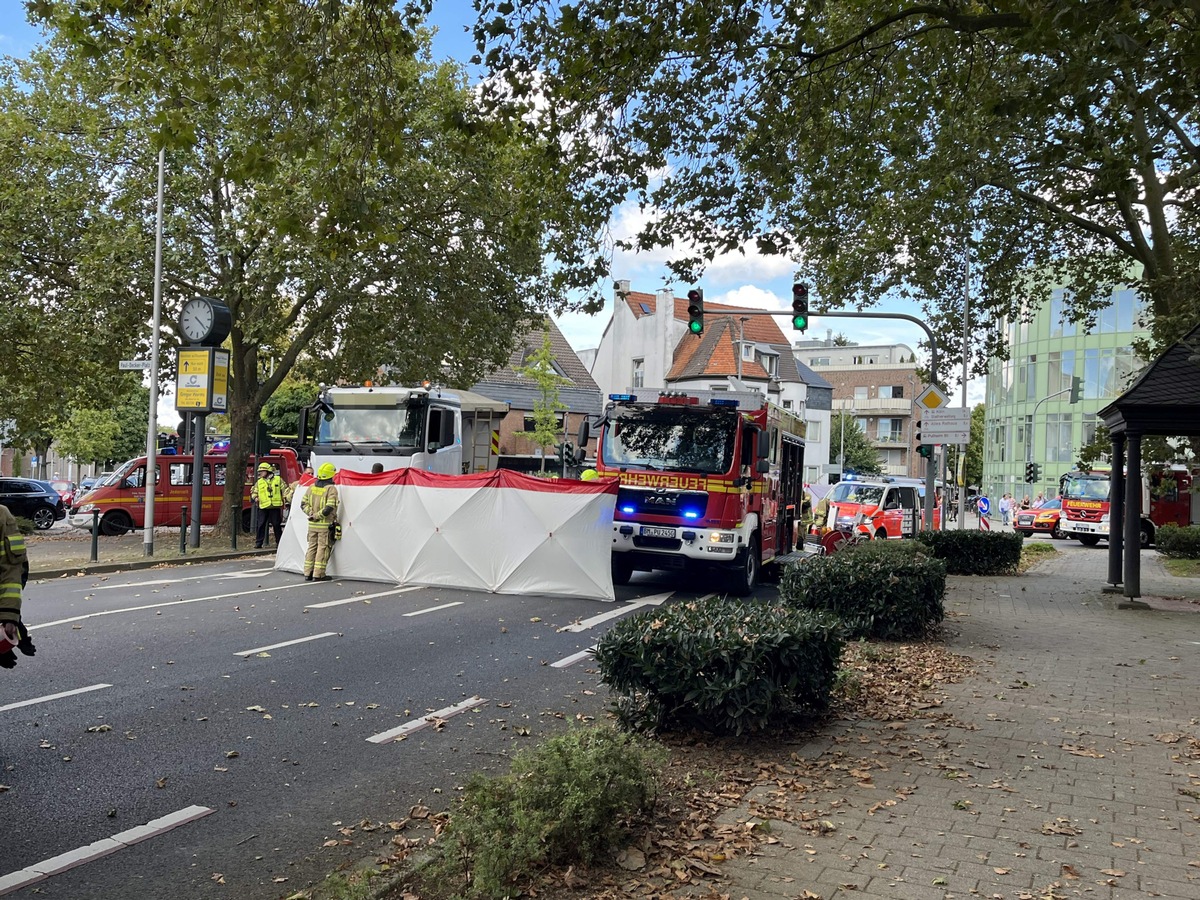 FW Pulheim: Pulheim - Schwerer Verkehrsunfall: Kind kommt unter LKW