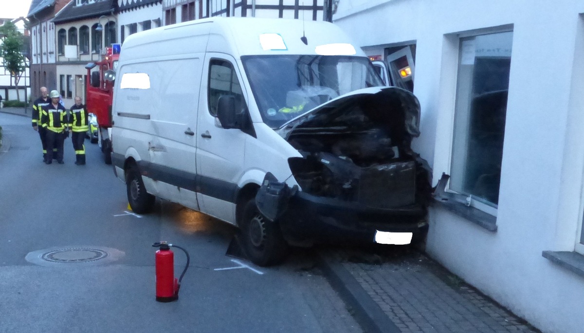 POL-DN: Gegen Hauswand gefahren - Fahrer schwer verletzt