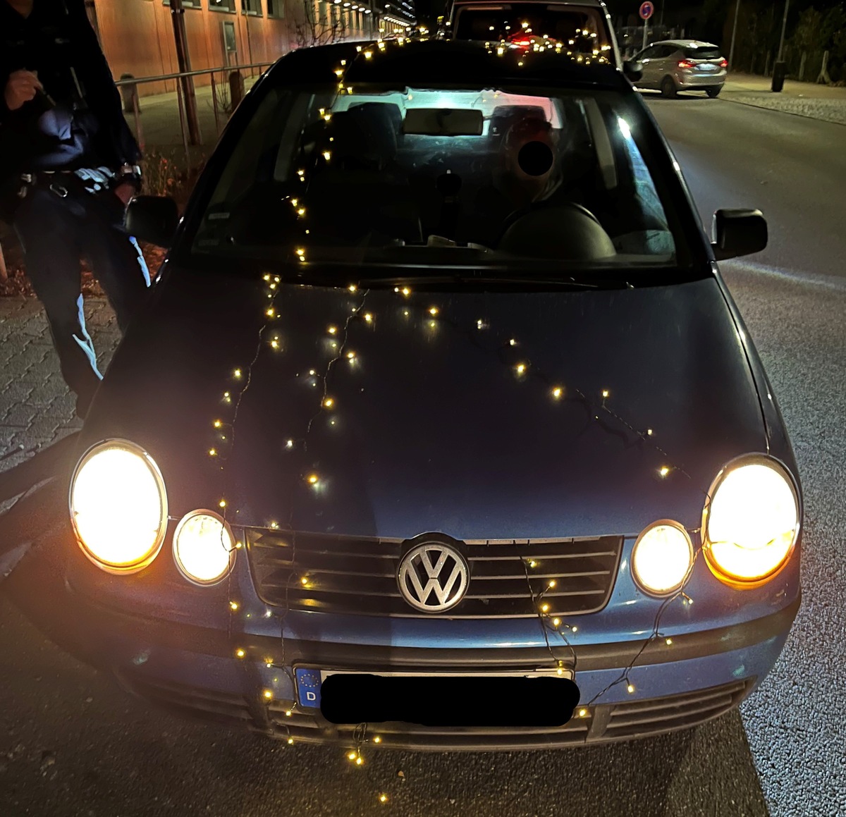 POL-UL: (BC) Biberach - Weihnachtliches Tuning der besonderen Art / Am Donnerstag überprüfte die Polizei in Biberach die Verkehrssicherheit eines VW. Der war überbeleuchtet mit Folgen für den Fahrer.