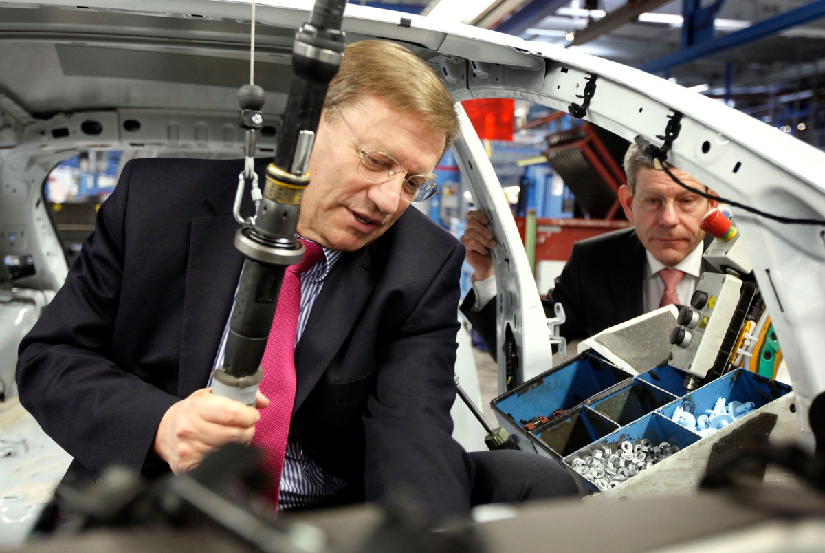 Erster Ford Transit Connect Electric im Kölner Feldversuch - Der Alltag des E-Mobils / Verkehrsminister Voigtsberger zu Besuch bei den Ford-Werken (mit Bild)