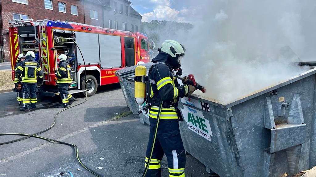 FW-EN: Feuerwehr löscht Containerbrand