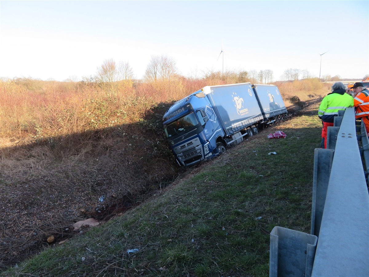 POL-DO: Beckum, A2 Richtung Oberhausen
LKW-Zug geriet von der Fahrbahn ab - Zwei Fahrspuren gesperrt