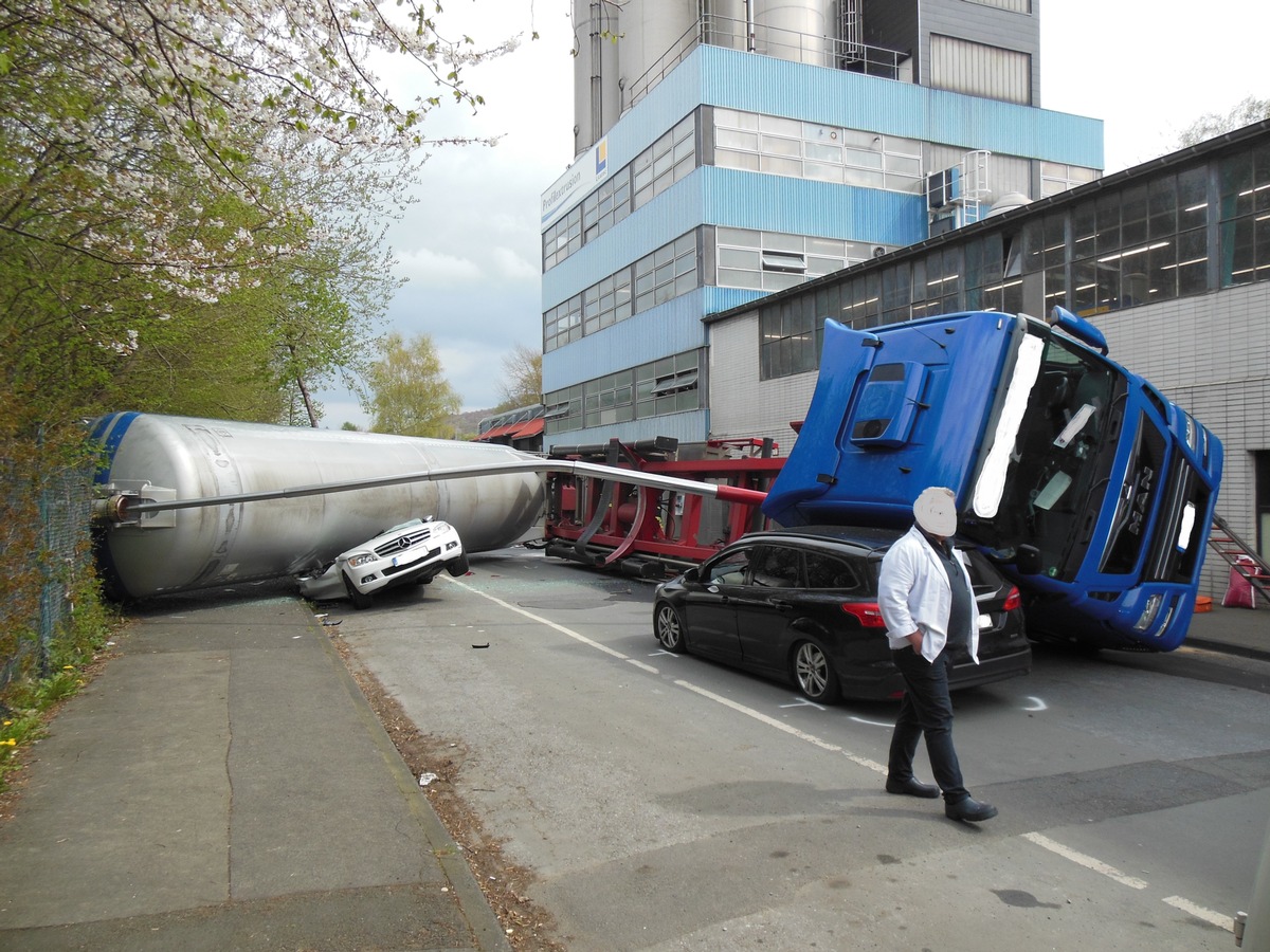 FW-EN: Umgestürzter Silo Zug