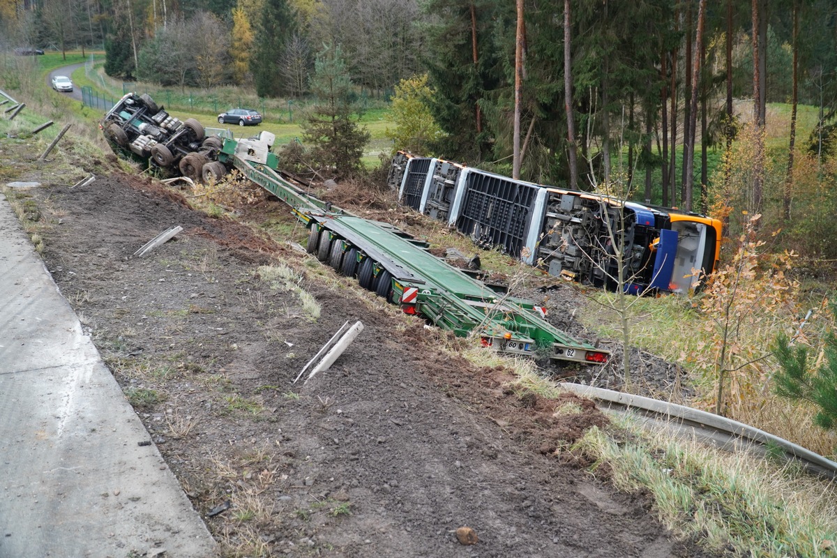 API-TH: Schwerlasttransporter mit Straßenbahn verunglückt **1.Ergänzungsmeldung**