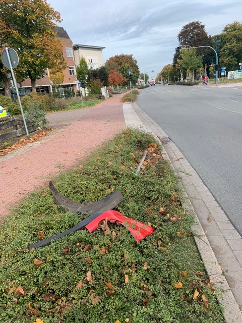 POL-ROW: ++ Unfallflucht in der Bahnhofstraße - Polizei sucht Zeugen ++