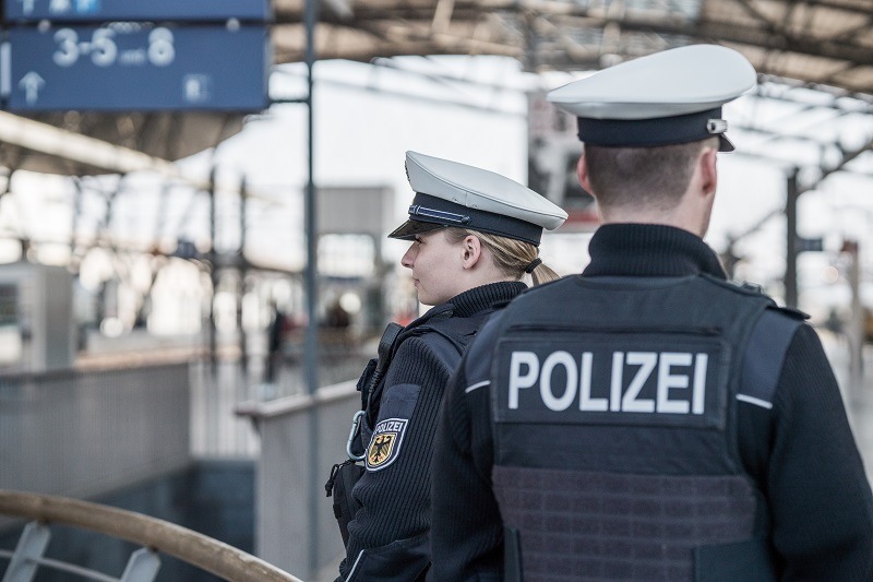 BPOLI EF: Person steigt auf abfahrenden Zug und hatte Glück im Unglück