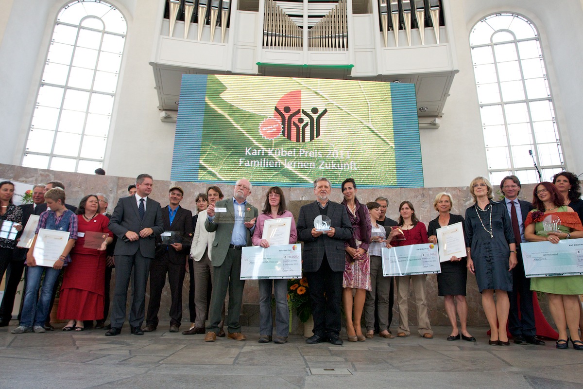 &quot;Familien lernen Zukunft&quot;: Drei wegweisende Projekte mit Karl Kübel Preis 2011 ausgezeichnet / Karl Kübel Stiftung und Deutsche UNESCO-Kommission überreichen Auszeichnung in Frankfurter Paulskirche