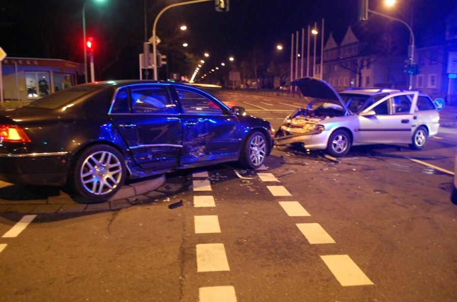 POL-PPWP: Zwei Verletzte bei Verkehrsunfall