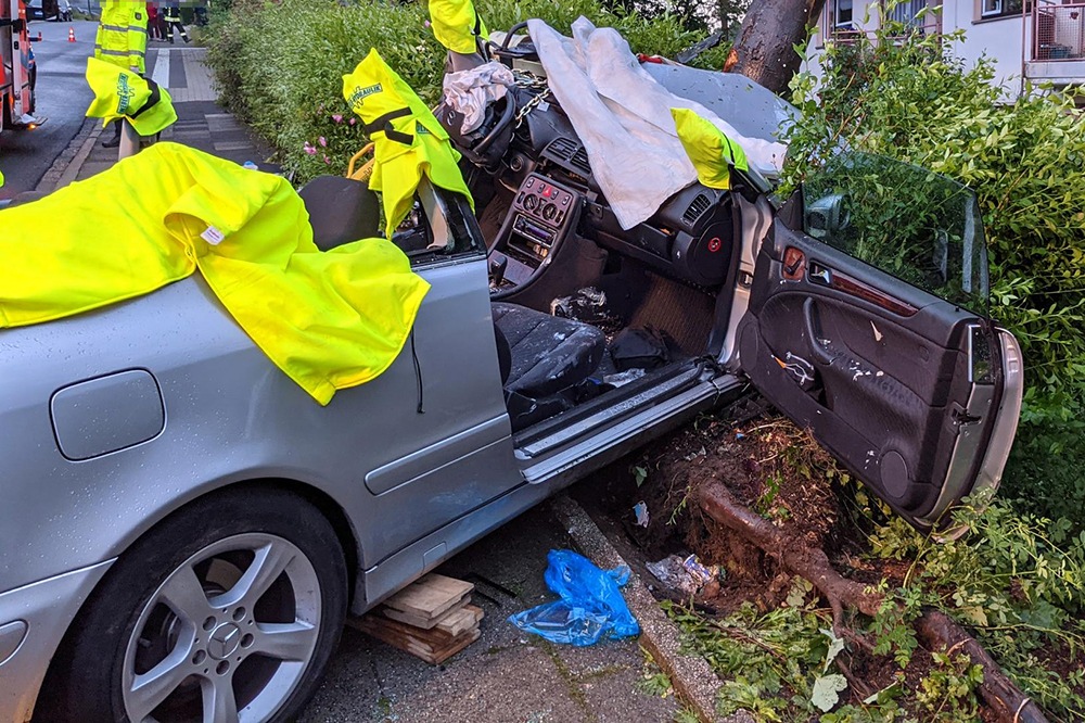 FW-EN: Verkehrsunfall - Person eingeklemmt