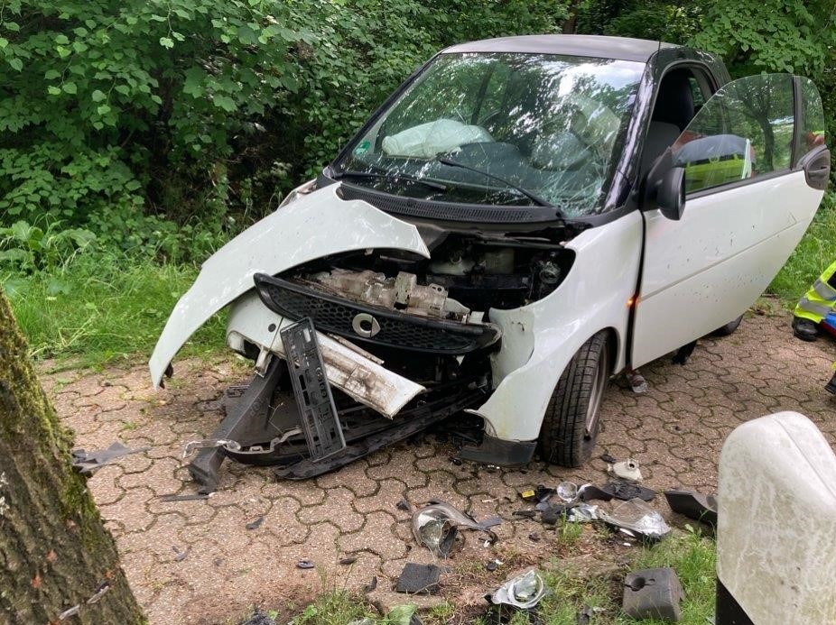 POL-ME: Nach Fahrfehler von Fahrbahn abgekommen - Smart prallt gegen Baum - Rettungshubschrauber im Einsatz - Velbert - 2205138