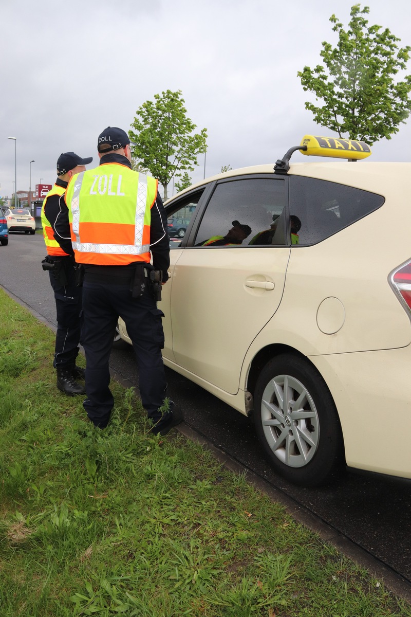 HZA-P: Zoll prüft Taxi- und Mietwagenbranche / Großeinsatz am Flughafen Berlin Brandenburg