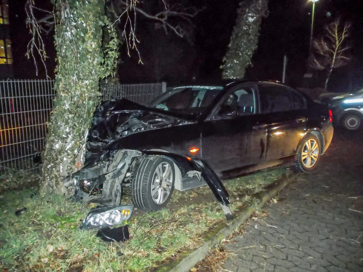 POL-WE: Friedberg: +++ Gegen Baum gedriftet - wichtige Zeugen gesucht! +++