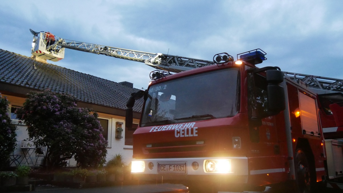 FW Celle: Aufwendiger Rettungseinsatz - Katze in Schornstein gefallen