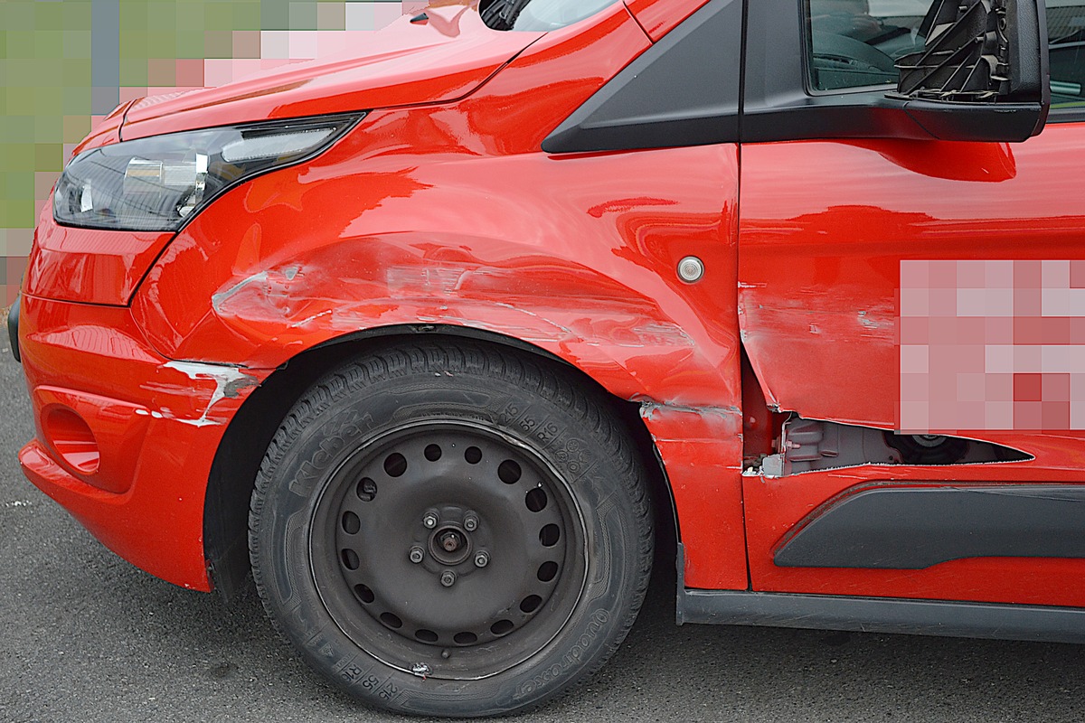 POL-HM: Autofahrer schläft ein und prallt auf Bundesstraße 217 in Schutzplanke - Fahrer im Gegenverkehr als Zeugen gesucht