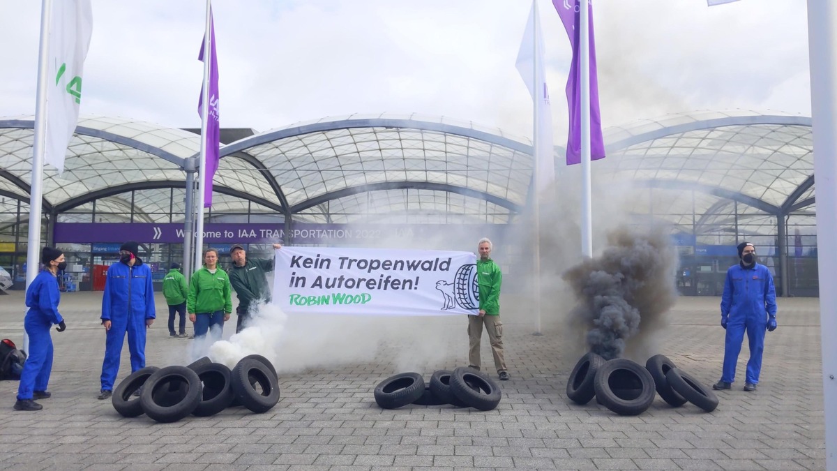 Kein Tropenwald in Autoreifen! Protest bei Automesse in Hannover