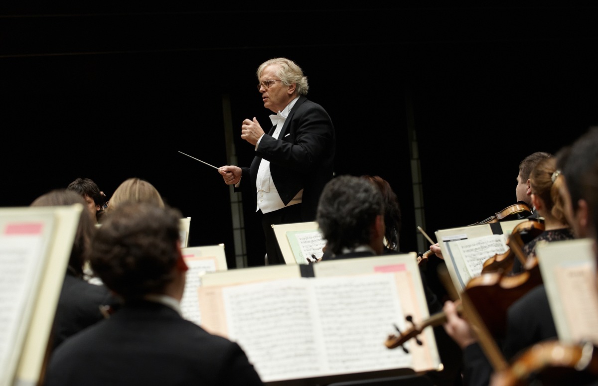 Justus Frantz und Philharmonie der Nationen: Stardirigent geht mit Orchester auf Reisen / Zunächst Konzerte in 6 Städten / Erstmalig Rebekka Hartmann und Miao Huang als Solistinnen / Welttournee 2014