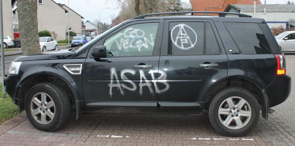 POL-AC: Unbekannte beschmieren und zerkratzen geparkten Pkw in Morschenich