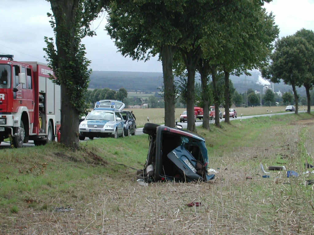 POL-HOL: Landesstraße 584 - Bevern - Forst: 2-jähriger Junge bei Verkehrsunfall getötet - Fahrzeug gegen Baum geprallt -