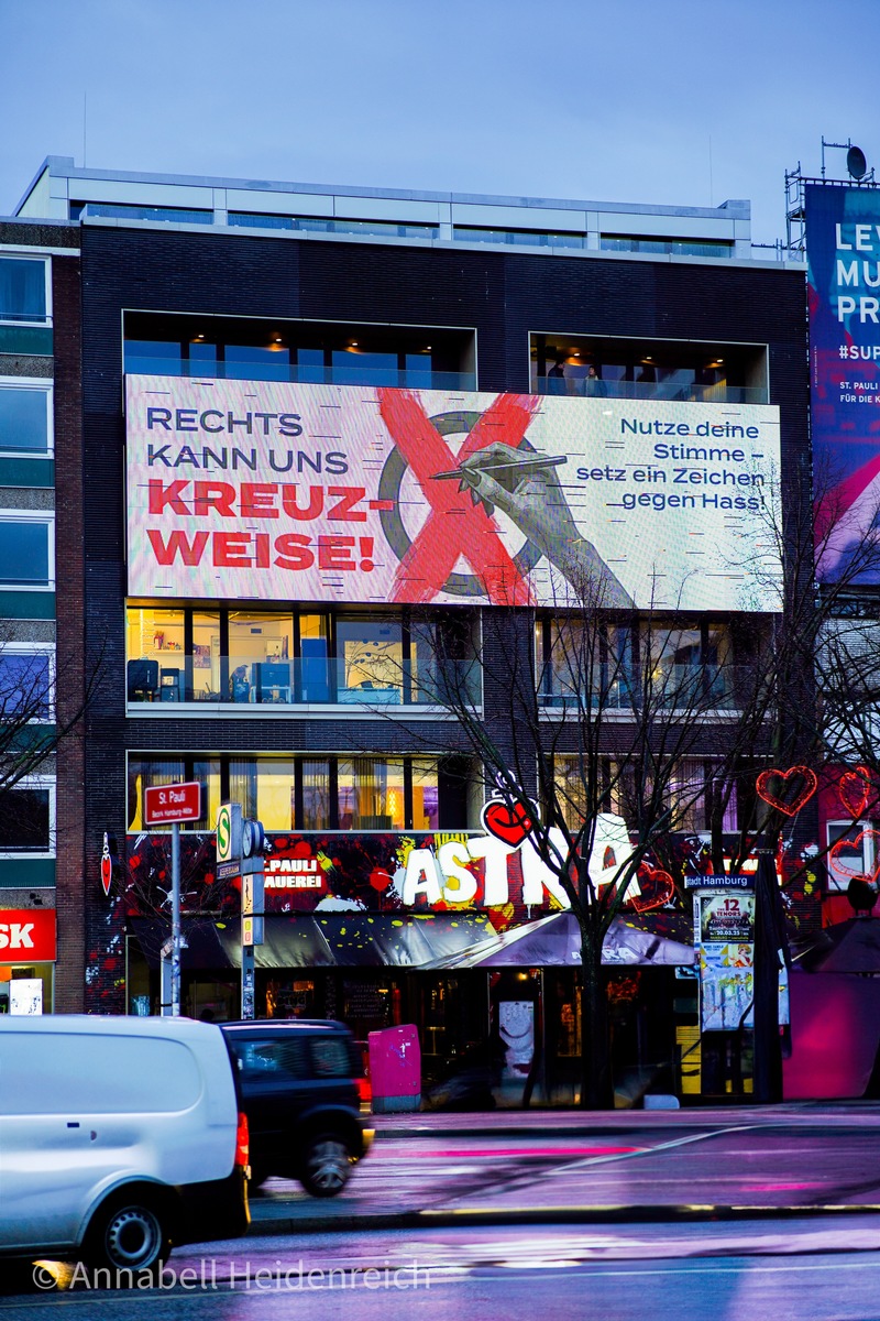 Werbebranche vereint: &quot;Rechts kann uns kreuzweise&quot; / Hamburg startet eine der sichtbarsten Kampagnen zur Bundestagswahl 2025