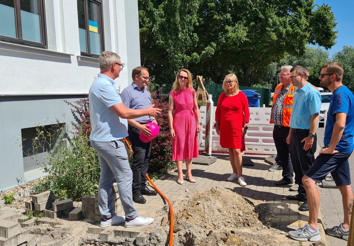 Im Plan: Oberbürgermeisterin Simone Borris besucht Glasfaser-Baustelle der Telekom