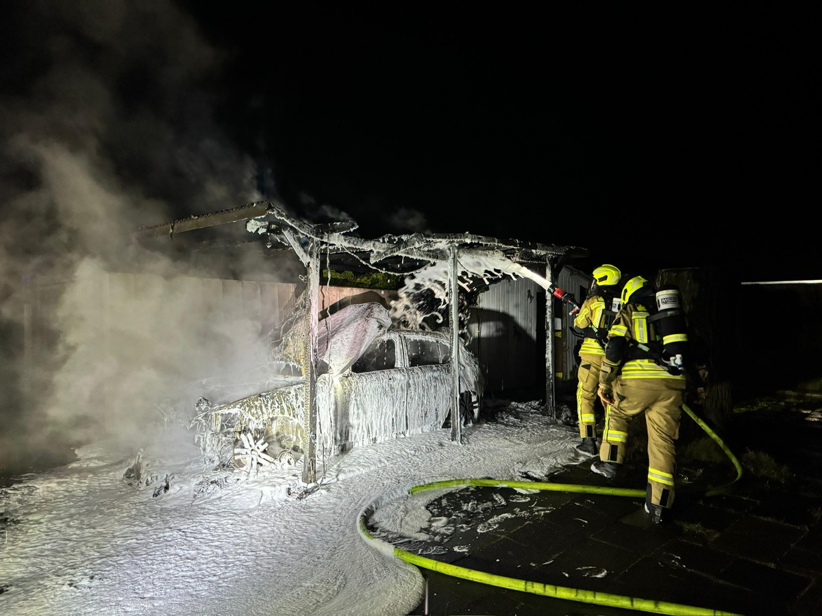 FW Alpen: Pkw und Carport brennen mitten in der Nacht