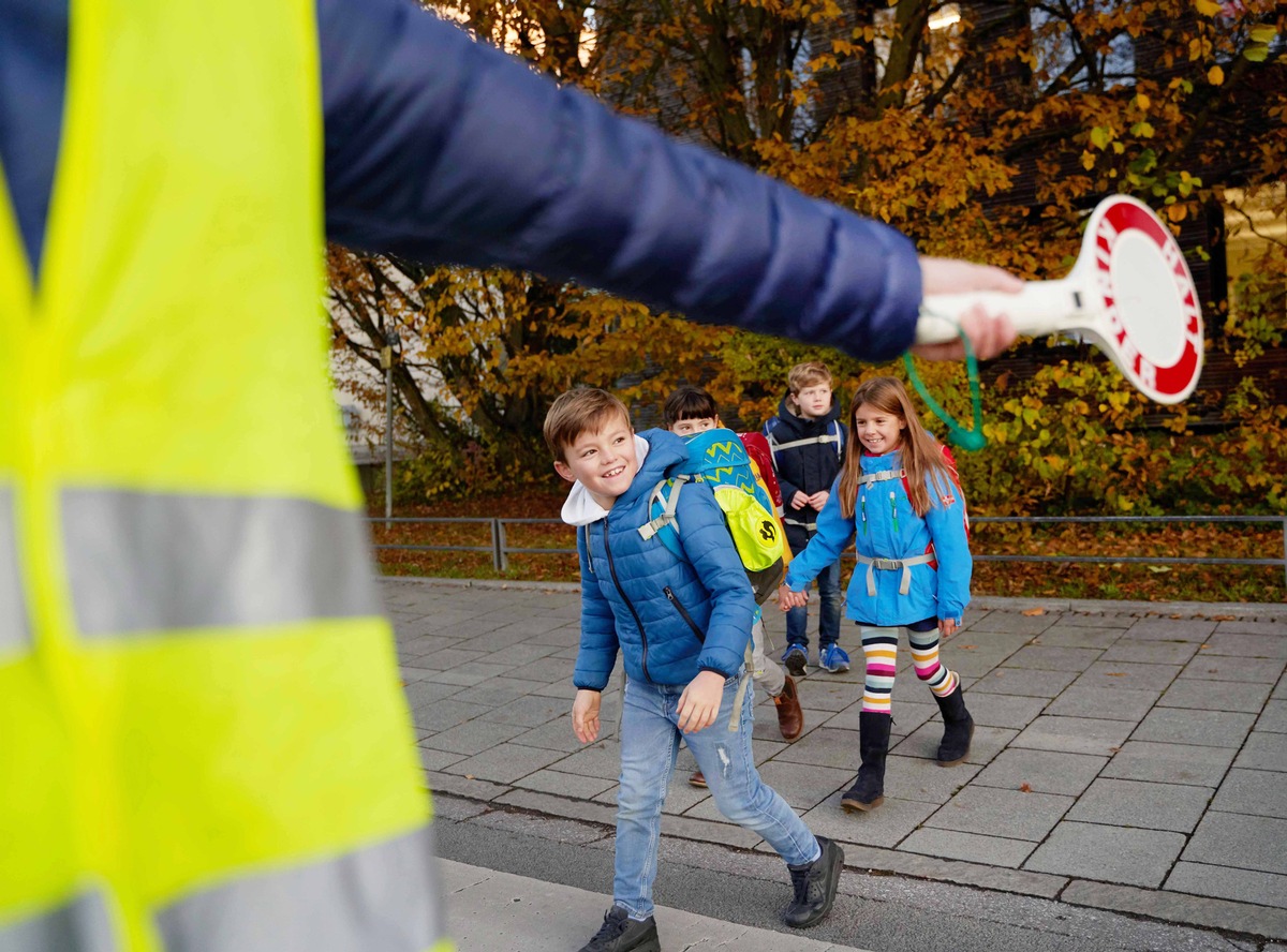 Sicher in die Schule: Klappt das überall? / ADAC Umfrage zeigt: Das Fehlverhalten anderer Verkehrsteilnehmer bereitet Eltern und Kindern Sorgen / Elterntaxis ernten wenig Begeisterung