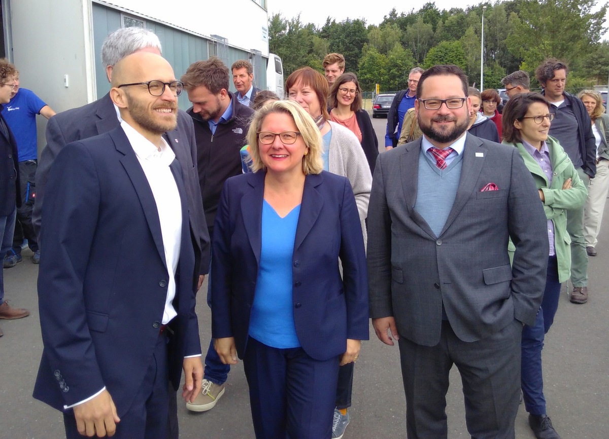 Bundesumweltministerin Svenja Schulze und DBU-Chef Alexander Bonde besuchen junges Startup-Unternehmen in Südbrandenburg