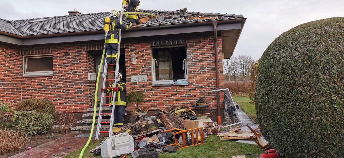 FW-RD: Küche ausgebrannt - 40 Einsatzkräfte hatten das Feuer schnell unter Kontrolle In der Straße Am Sandberg, in Lohe-Föhrden, kam es am Sonnabend (06.03.2021) gegen 15:34 Uhr zu einem Feuer.