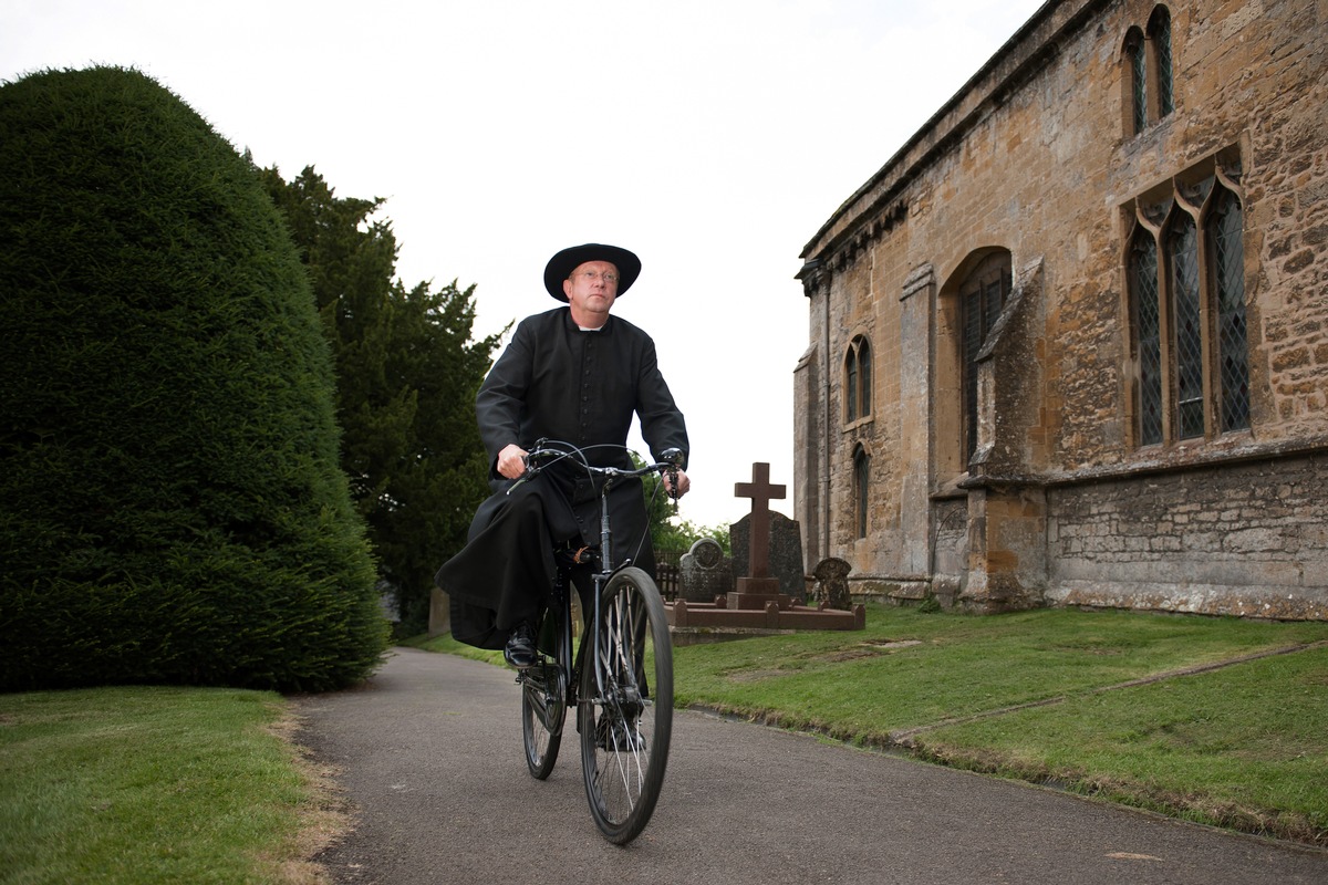 Eine Krimi-Serie, wie sie im Buche steht / ZDFneo zeigt BBC-Produktion &quot;Father Brown&quot; (FOTO)