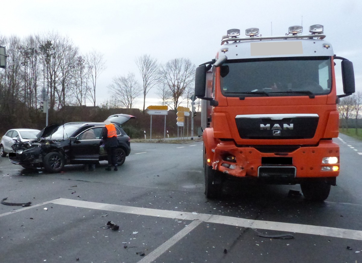 POL-MI: Lkw-Fahrer fährt bei Rot in Kreuzung