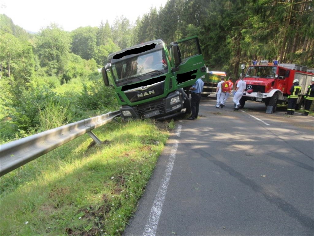 POL-PDWIL: Verkehrsunfall mit Sattelzug